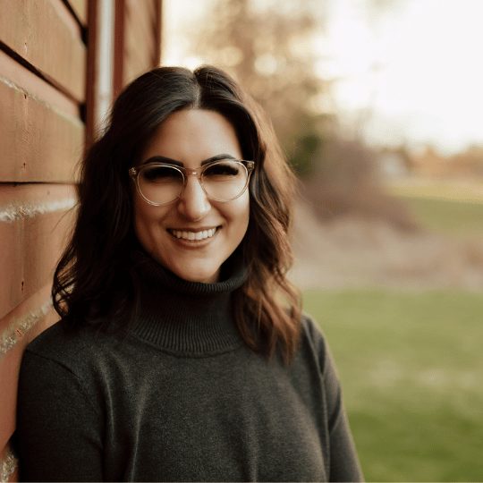 Janna Sivia : Human Resources (HR) Manager